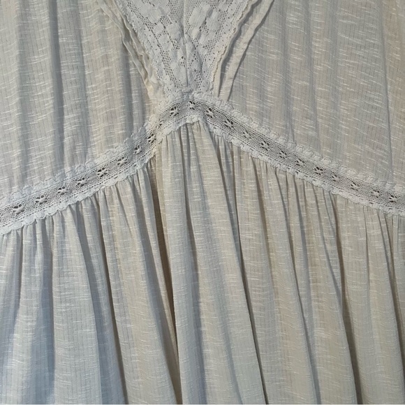 Torrid Lace Inset White Flutter Sleeve Babydoll V-neck Blouse | size 2 - Picture 6 of 8